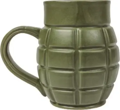 Hrnek Grenade Coffee Mug Keramický hrnek Grenade Coffe Mug. Začněte svůj výbušný den s poutavým hrnkem v designu granátu s velkorysým objemem 650 ml. Je navržen tak, aby udržoval nápoje déle horké nebo studené.
